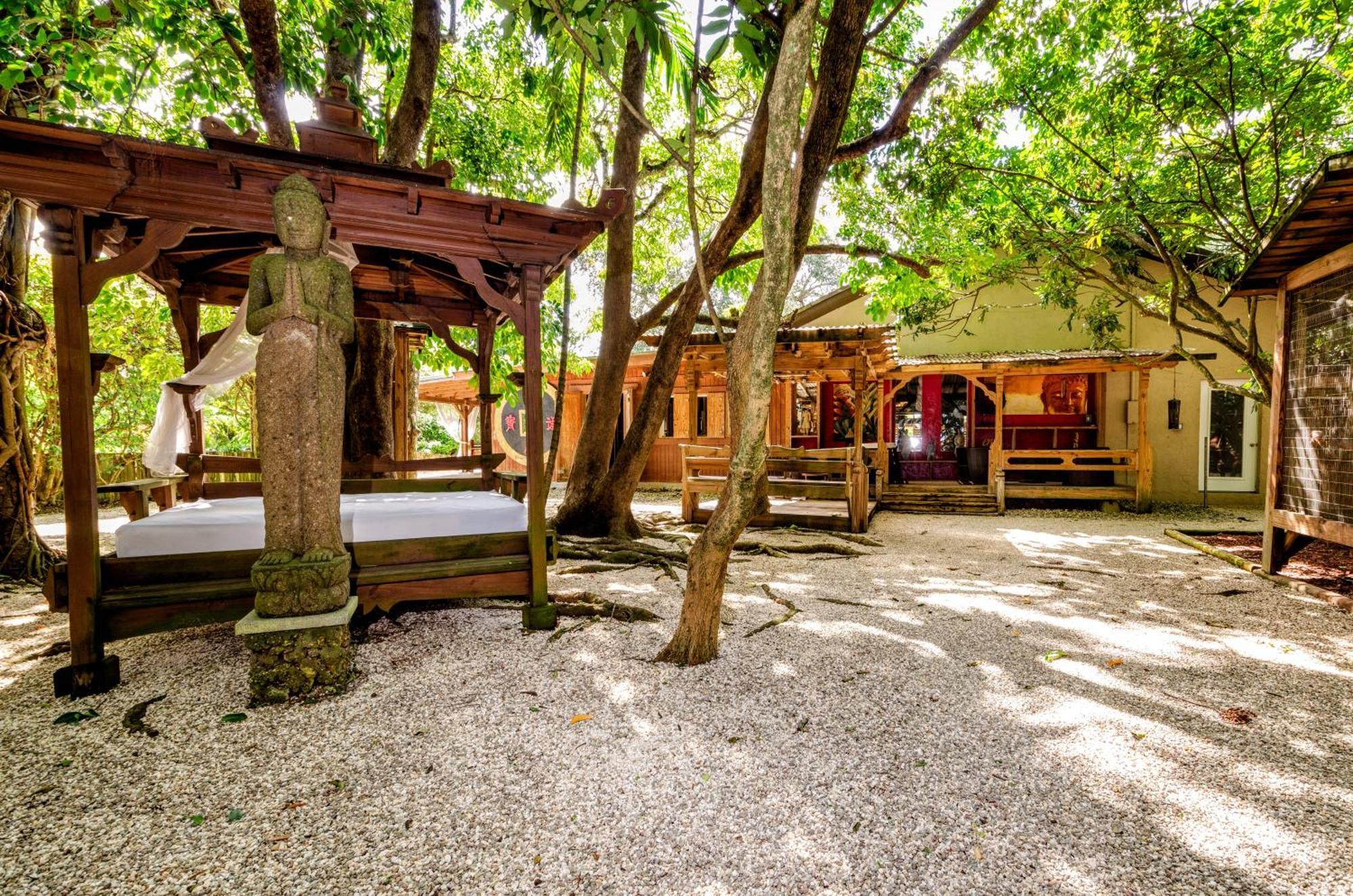 Holiday home Delightful Sukiya Tiny House! Japanese Garden In Homestead